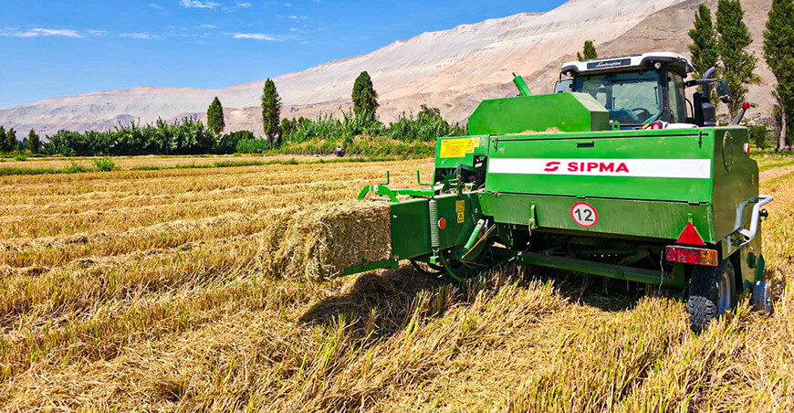 Impulsan agricultura sostenible con empacadora de paja de arroz en Cochate Arequipa Perú