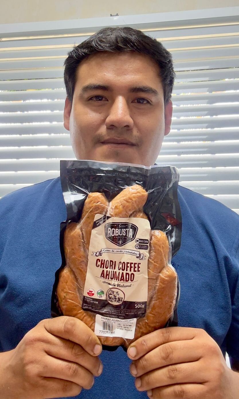 Con visión y creatividad: Ing. Agr. Hugo Cisneros Córdova, gerente general de Sano Robusta en La Merced, Chanchamayo, creó el Chori Coffee —chorizo con café— a partir de una anécdota casual. Hoy, este singular producto se ha convertido en la estrella del portafolio de la empresa.