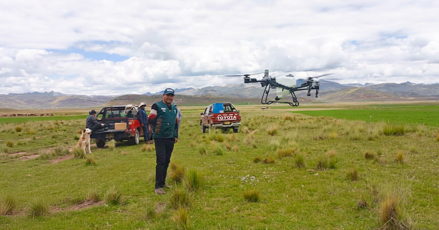 Realizan fumigación de pastos con dron agrícola en Ayaviri Puno PEBLT