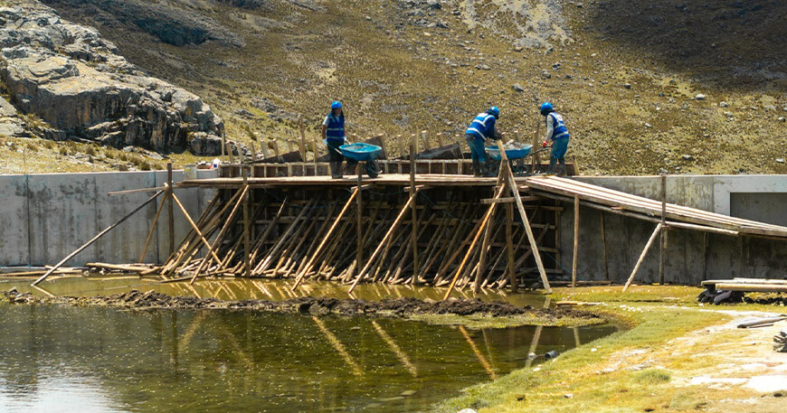  Fondo Sierra Azul impulsa la siembra y cosecha de agua en Santo Toribio Áncash qochas Perú