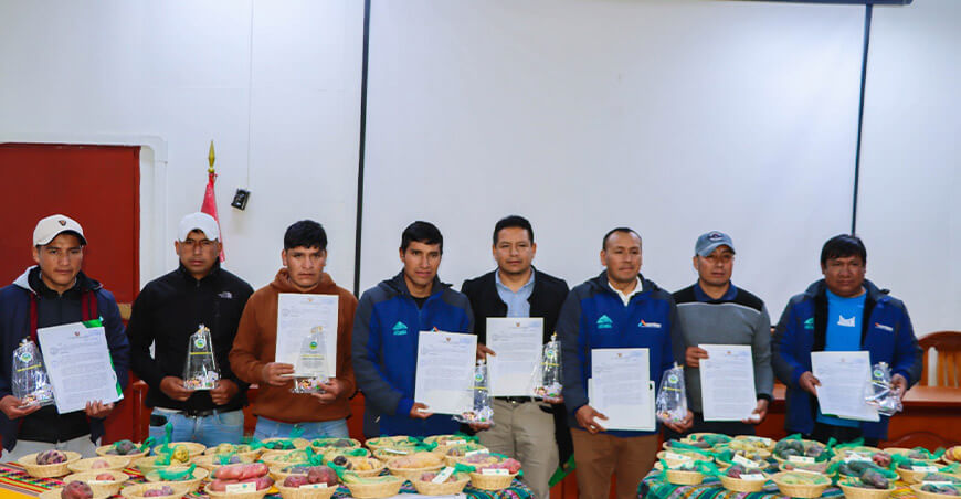 Gobierno Regional de Áncash reconoció a siete agricultores de la comunidad campesina Santa Cruz de Pichiu, distrito de Huachis, provincia de Huari, por su destacada labor en la conservación de papas nativas