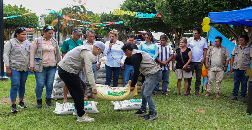 Fortalecen la producción de cacao con entrega de abono orgánico a 400 familias productoras Neshuya Ucayali Devida Perú