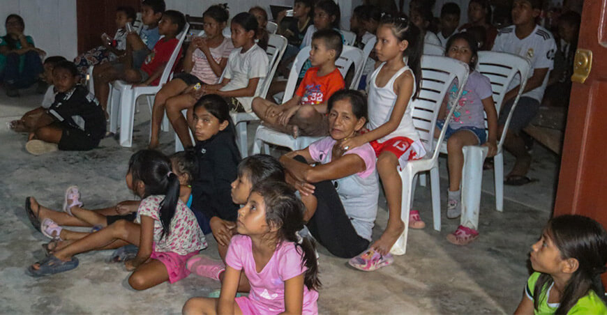 Devida promueve estilos de vida saludables mediante cine comunitario en la triple frontera Loreto Perú