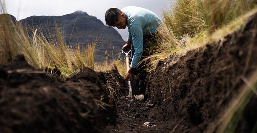 Zanjas de infiltración impulsan la recuperación de ecosistemas en la cuenca del Chumbao Apurímac Perú
