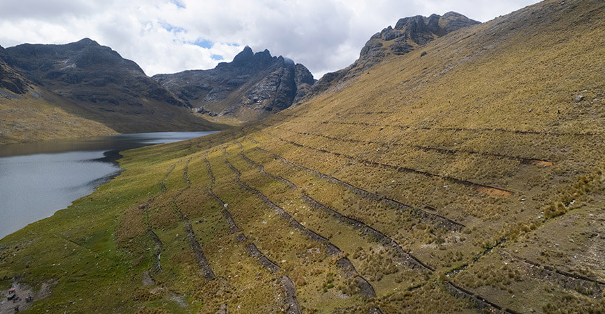 Zanjas de infiltración impulsan la recuperación de ecosistemas en la cuenca del Chumbao Apurímac Perú