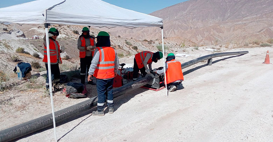 Avanza la instalación de tuberías para conducir agua desde las alturas de Coline hasta Coalaque Moquegua Perú
