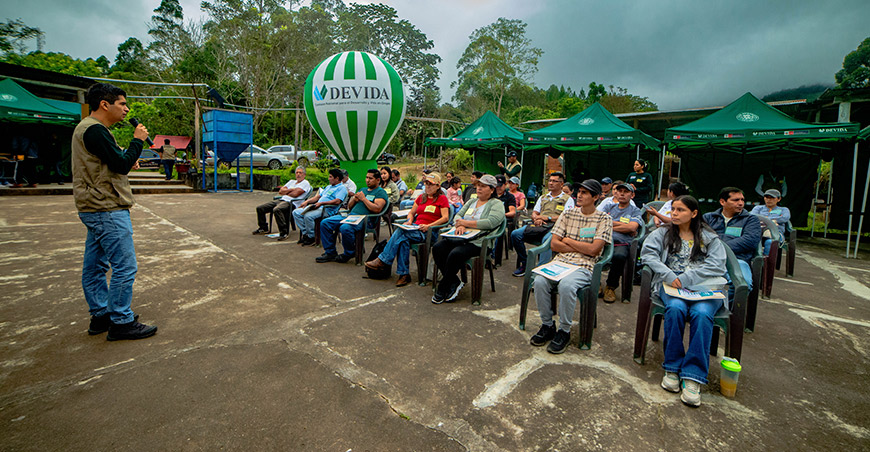 Devida prepara a familias cafetaleras para concursos de cafés especiales Villa Rica Pasco Perú