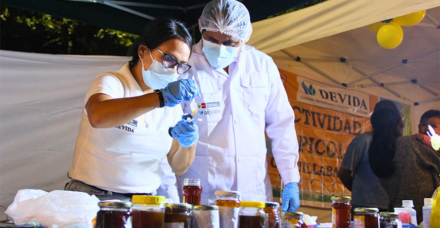 Devida realizó Primera Feria Apícola “Pequeñas en tamaño, gigantes en importancia” Cusco Perú