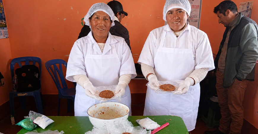 Capacitan a ganaderos en elaboración de hamburguesas de carne ovina Puno Perú