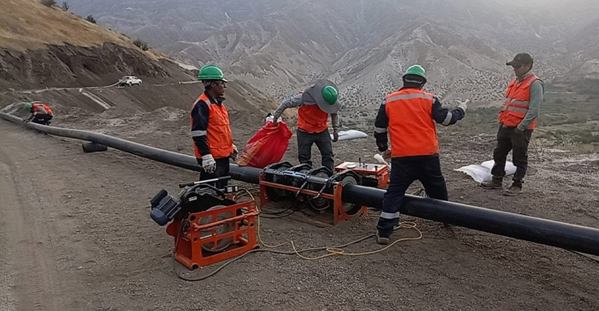 Avanza la instalación de tuberías para conducir agua desde las alturas de Coline hasta Coalaque Moquegua Perú
