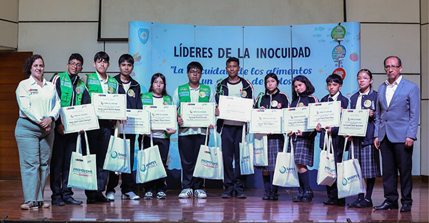 Sanipes designa a 10 alumnos como líderes escolares de la inocuidad alimentaria Lima Perú