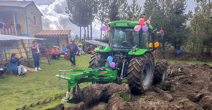 Ponen a disposición de productores de Lares un tractor agrícola Cusco Perú
