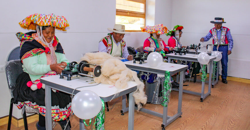 Implementan centro de hilado artesanal para impulsar la transformación de fibra de alpaca en Ocongate Cusco Perú