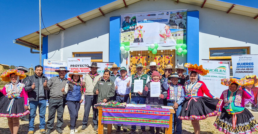 Implementan centro de hilado artesanal para impulsar la transformación de fibra de alpaca en Ocongate Cusco Perú