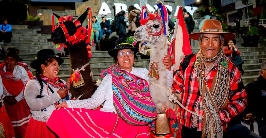 Feria Nacional de Camélidos Sudamericanos de Alta Montaña Iscahuaca Apurímac Perú textiles artesanías fibras