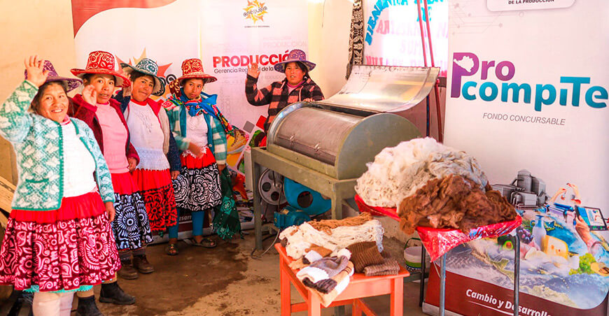 Artesanas de Checotaña reciben lavadora para mejorar el procesamiento de fibra de alpaca Arequipa Perú