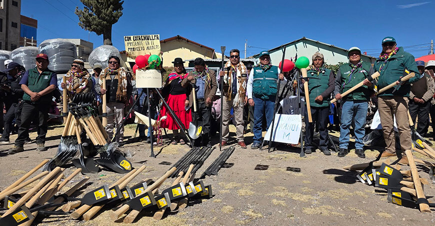 Entregan herramientas para manejo de pasturas y ampliación de bofedales en El Collao Puno Perú