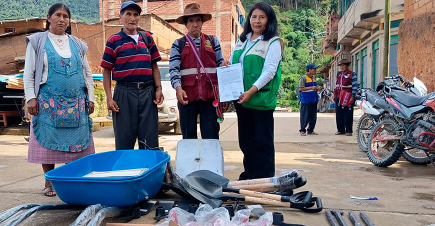 Devida entregó herramientas para mejorar espacios comunales en la selva de Sandia Puno Perú