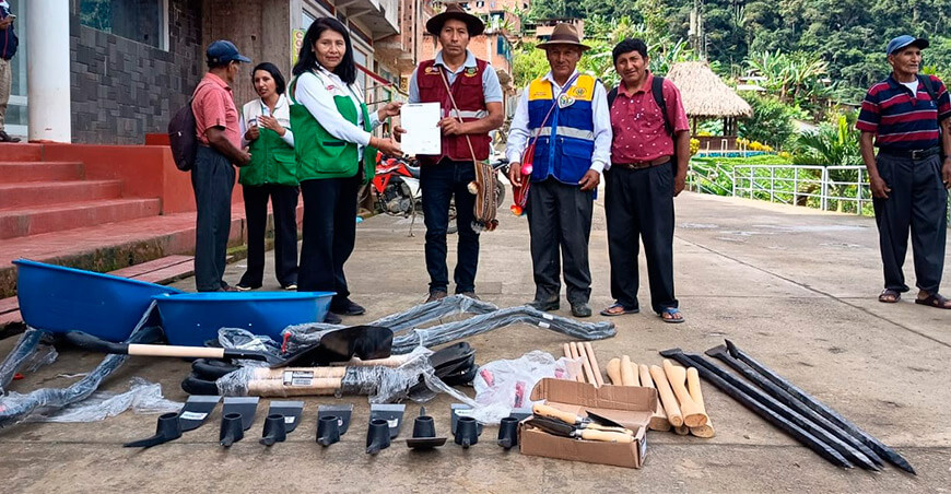Devida entregó herramientas para mejorar espacios comunales en la selva de Sandia Puno Perú