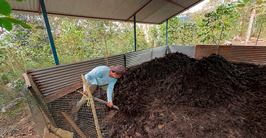 Devida impulsa producción de abono orgánico para fortalecer café en Cusco