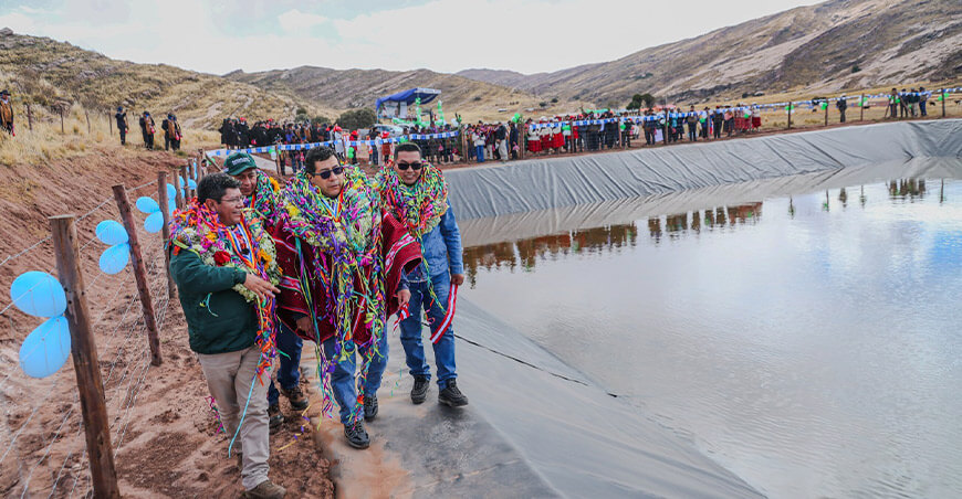 reservorio siembra y cosecha de agua Sierra Azul Perú