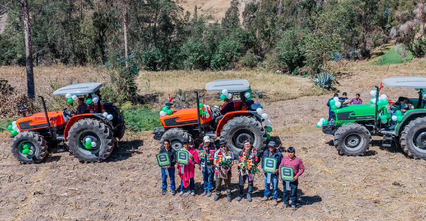 Cuatro asociaciones paperas reciben tractores para mecanizar el campo Apurímac Perú