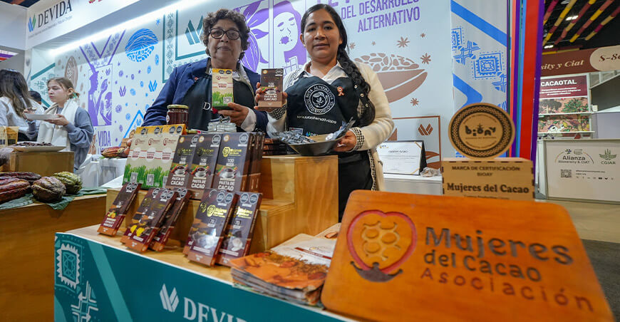 Asociación Intercultural Agroindustrial de Mujeres Emprendedoras del Valle de Pichis de Puerto Bermúdez de Pasco  chocolate oscuro con copoazú y maracuyá  obtiene el “Gourmet de Oro”  en el VI Concurso Internacional de Chocolates de la AVPA París 