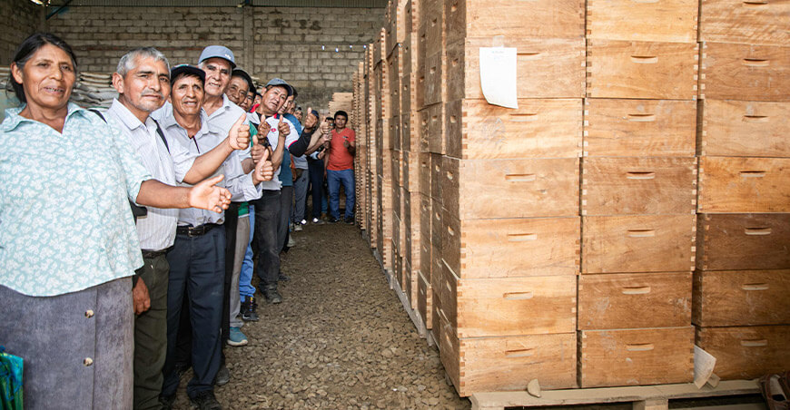 Devida impulsa la apicultura con equipos para 38 nuevas familias productoras de Cusco y Ayacucho producción miel Perú 