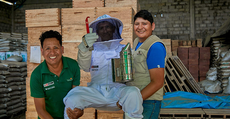 Devida impulsa la apicultura con equipos para 38 nuevas familias productoras de Cusco y Ayacucho producción miel Perú