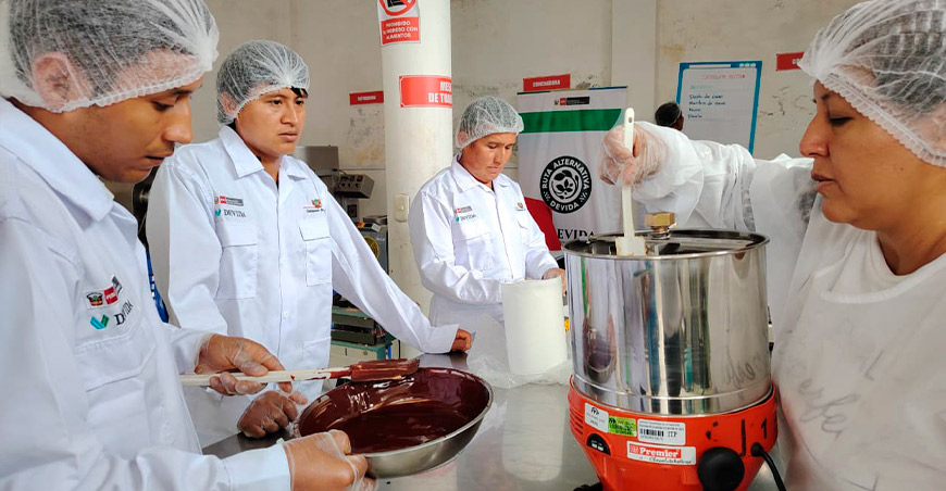 Jóvenes de 12 organizaciones se capacitan para elaborar chocolates de origen Vraem Devida Perú