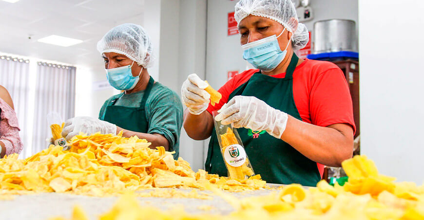 Comunidad nativa Otica transforma plátanos en chifles saborizados Río Tambo Junín Perú