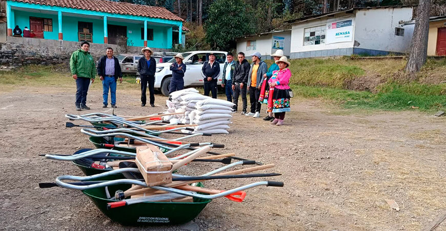 Entregan herramientas y semillas de trigo a productores de Huayllán y Pomabamba Áncash Perú