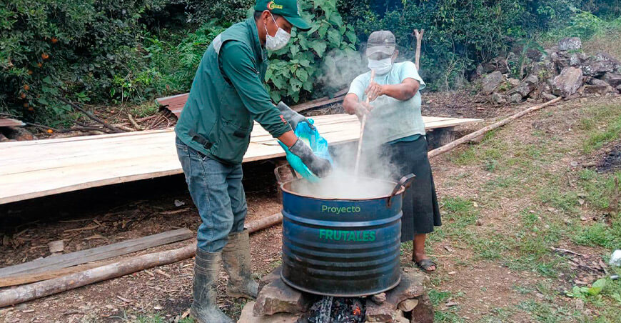 Fruticultores de Ñacaria se capacitan en elaboración de caldos minerales Sandia Puno Perú