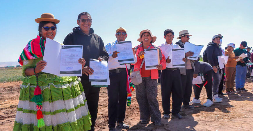 Productores de Inclán reciben constancias de posesión rural Tacna Perú