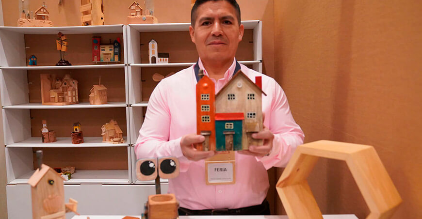 Aserradero y Carpintería San Marcos Contratistas Generales S.R.L. exhibió artículos decorativos y funcionales elaborados con madera recuperada, como repisas flotantes, llaveros, soportes para licores y portalápices ITP Perú