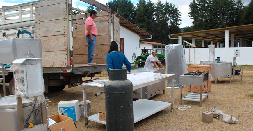 Potencian la transformación de la leche en Llacanora con módulos GORE Cajamarca Perú