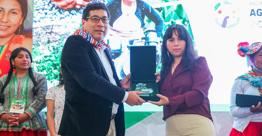 Midagri reconoce a empresaria cusqueña Rosaura Laura Vila por innovar con economía circular en la cadena del cacao