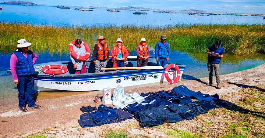 siembra de seis millones de alevinos de carachi en el lago Titicaca Puno Perú
