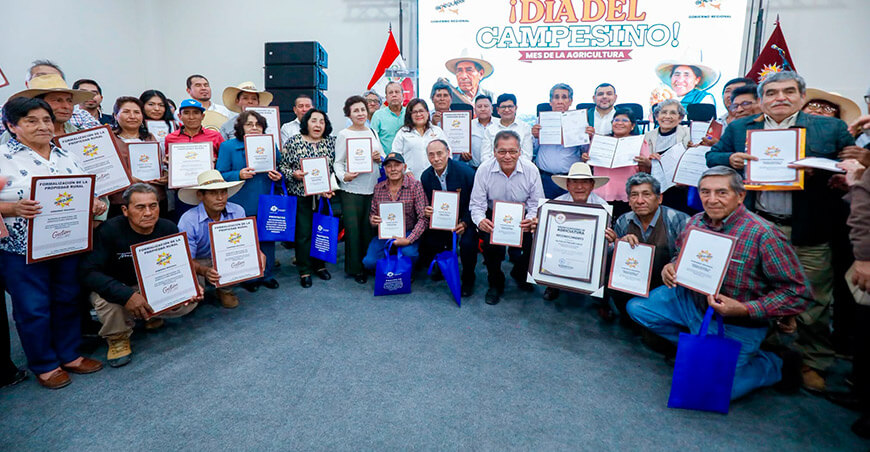 Entregan 600 títulos de propiedad rural a agricultores Arequipa Perú