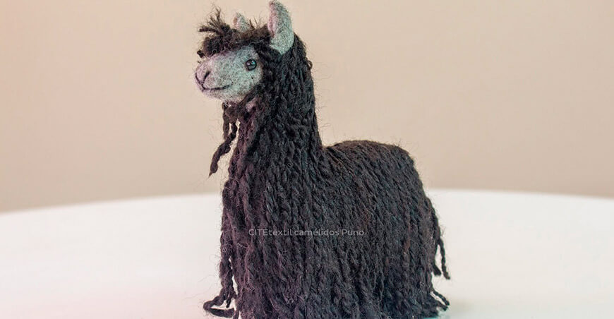 Mejoran las capacidades de artesanas y microempresas textiles para elaborar artículos decorativos con fibra de alpaca