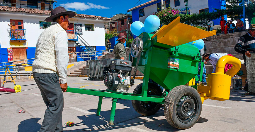 Entregaron trilladoras y kits agrícolas a más de 1100 familias conservadoras de semillas nativas Cusco Perú