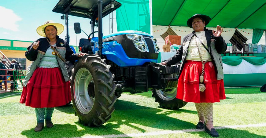 Midagri entregó tractor agrícola productores de Puno Perú