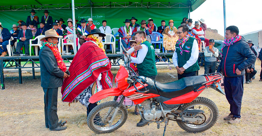 Entregan tractor agrícola para mejorar las labores del campo en Sacuyo Puno Perú