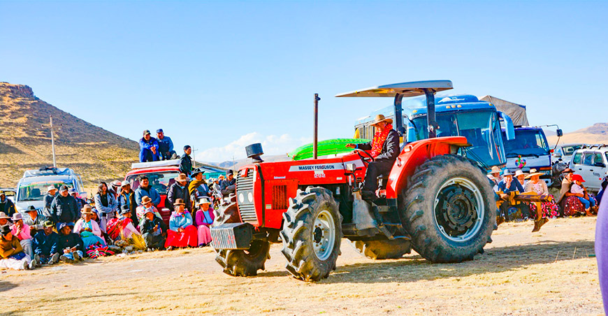Entregan tractor agrícola para mejorar las labores del campo en Sacuyo Puno Perú