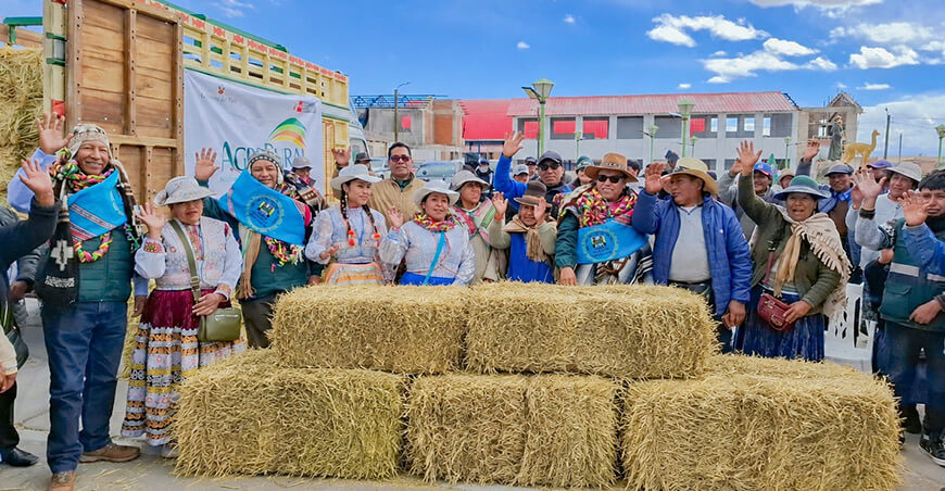 Agro Rural entregó pacas de heno a productores de Arequipa