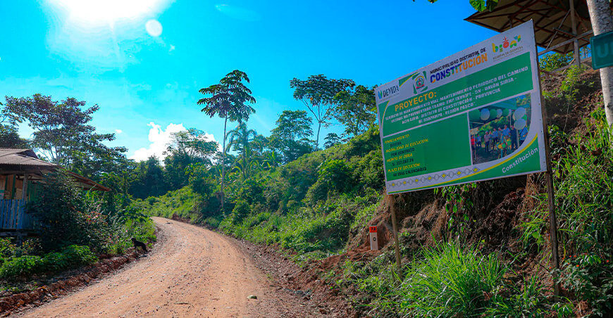 Mejoran camino vecinal en Unión Siria para facilitar traslado de cacao y plátano en Pasco Perú con respaldo de Devida