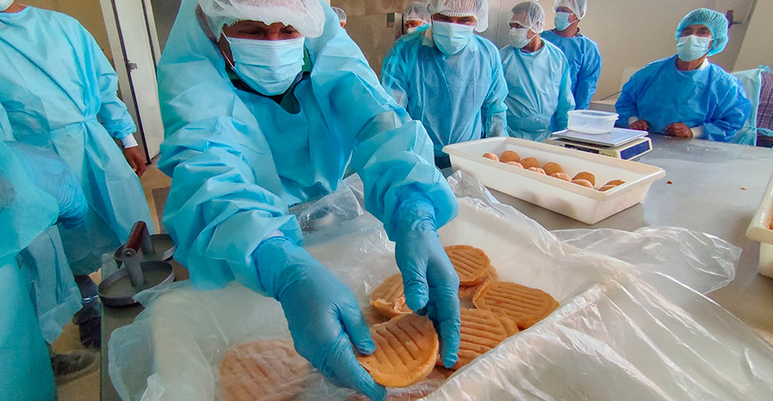 Pescadores artesanales aprenden a elaborar hamburguesas y chorizos de pescado bagre como oportunidad de negocio Perú