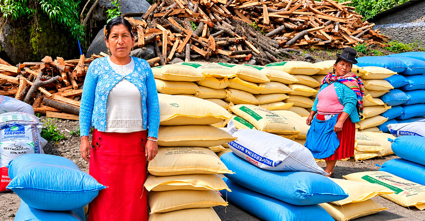 Devida entrega guano de islas y fertilizantes a productores de palto de Sandia Puno Perú