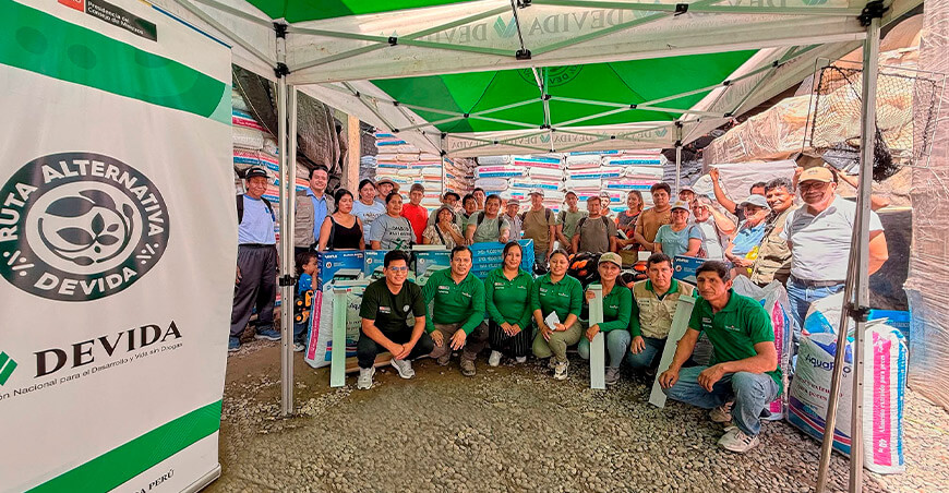 Devida entrega alimento para peces paco acuicultura Vraem Perú 