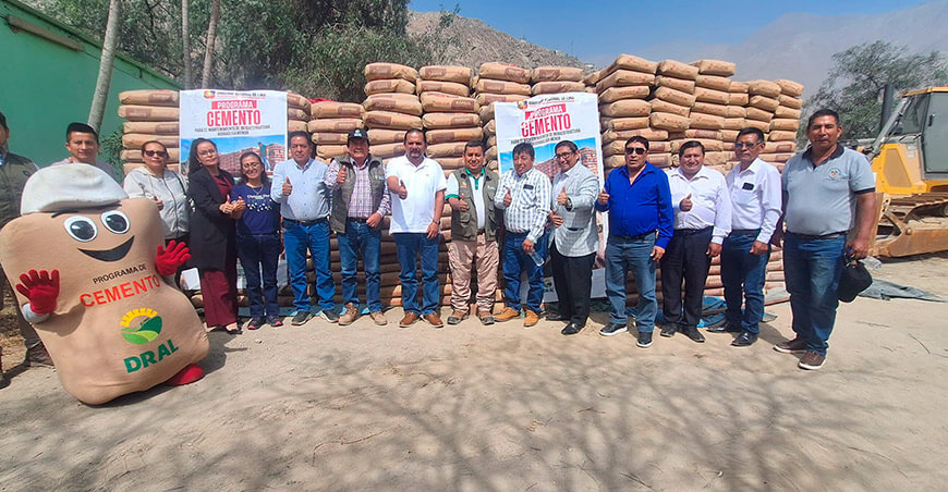 Entregaron 5000 bolsas de cemento para mejorar canales de riego en Huarochirí Lima Perú